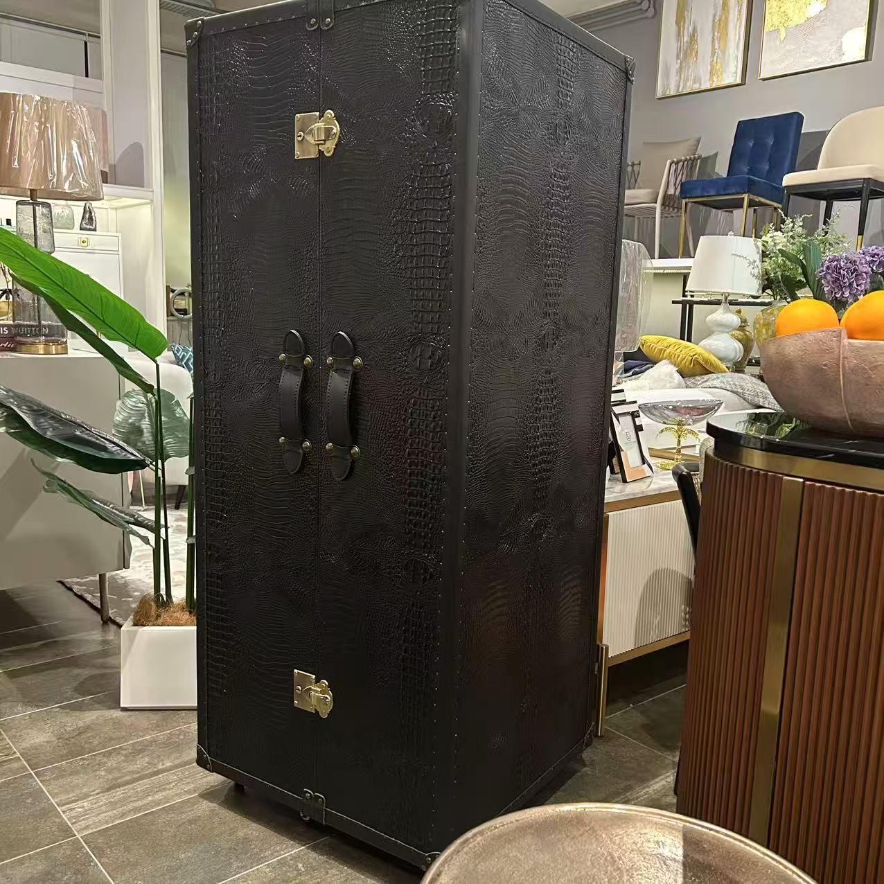 Baccarat-Bar-Chest-2